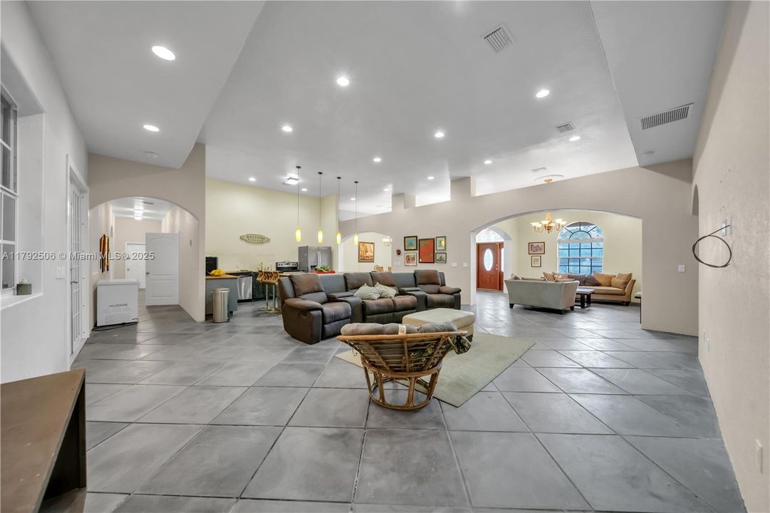 For Sale: $599,999 (5 beds, 3 baths, 4680 Square Feet)