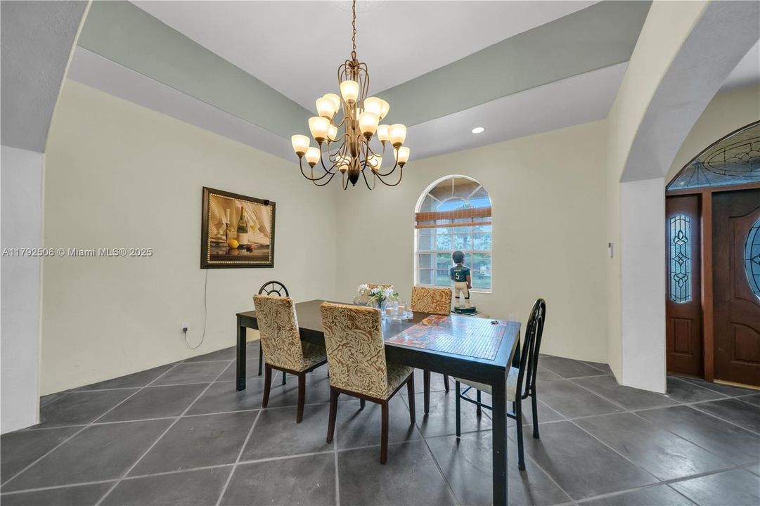 For Sale: $599,999 (5 beds, 3 baths, 4680 Square Feet)