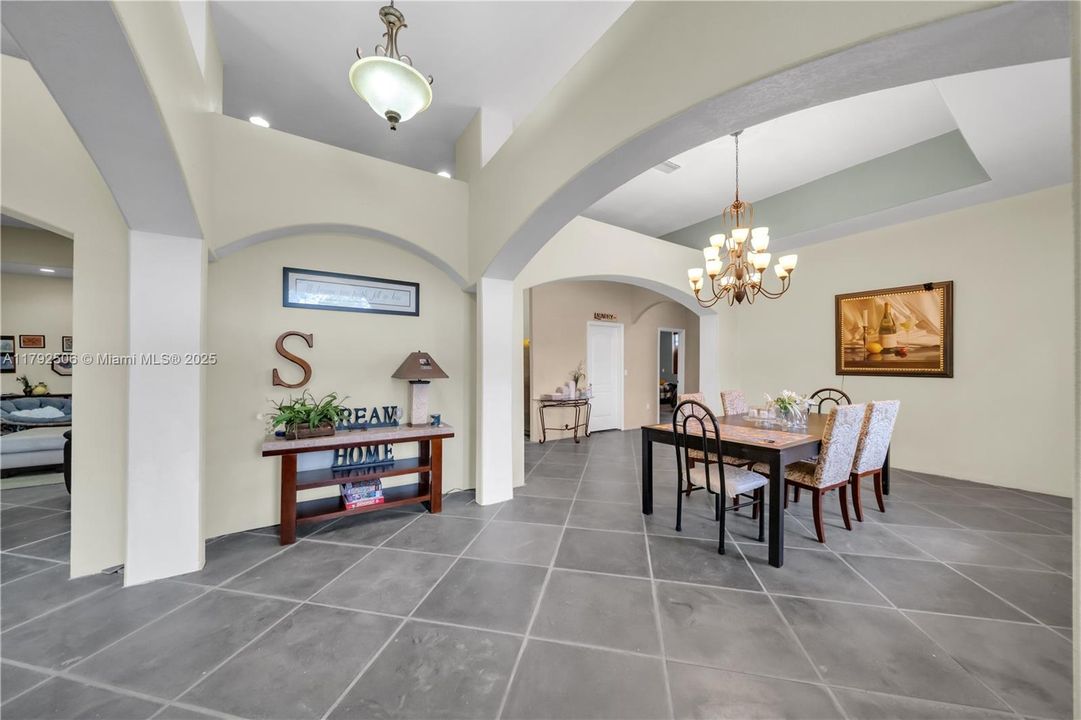 For Sale: $599,999 (5 beds, 3 baths, 4680 Square Feet)