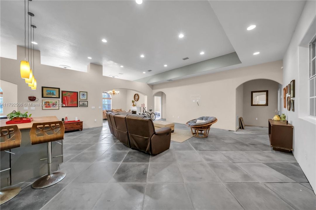 For Sale: $599,999 (5 beds, 3 baths, 4680 Square Feet)