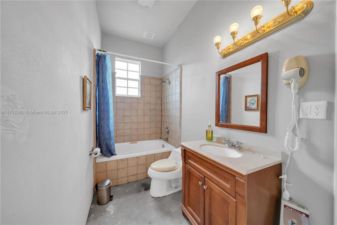 For Sale: $599,999 (5 beds, 3 baths, 4680 Square Feet)