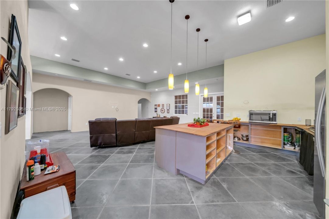 For Sale: $599,999 (5 beds, 3 baths, 4680 Square Feet)