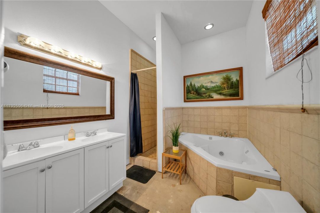 For Sale: $599,999 (5 beds, 3 baths, 4680 Square Feet)