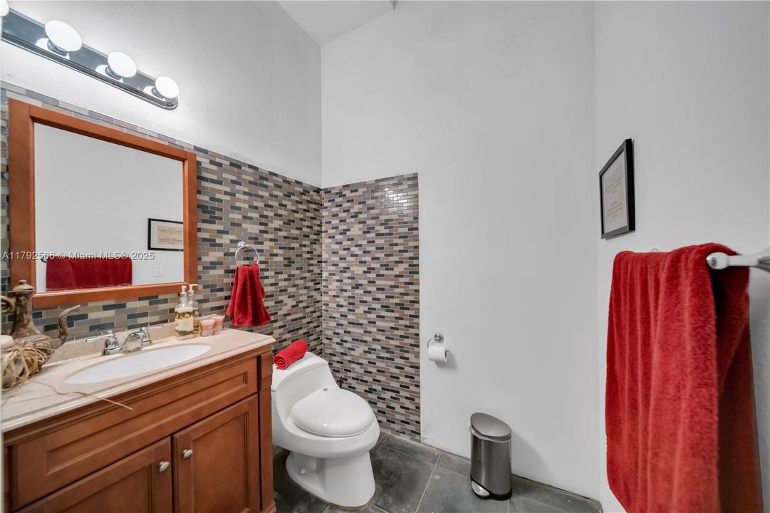 For Sale: $599,999 (5 beds, 3 baths, 4680 Square Feet)