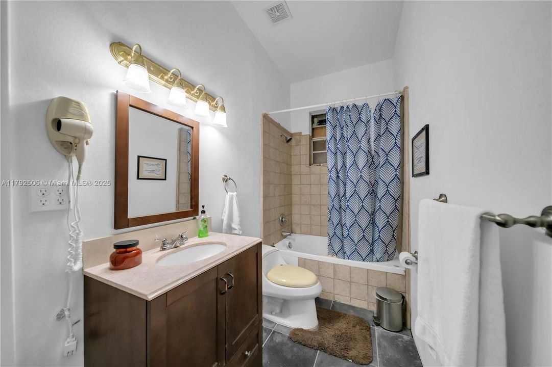 For Sale: $599,999 (5 beds, 3 baths, 4680 Square Feet)