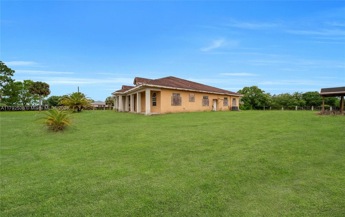 For Sale: $599,999 (5 beds, 3 baths, 4680 Square Feet)