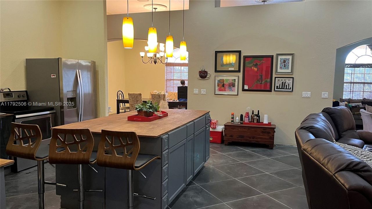 For Sale: $599,999 (5 beds, 3 baths, 4680 Square Feet)