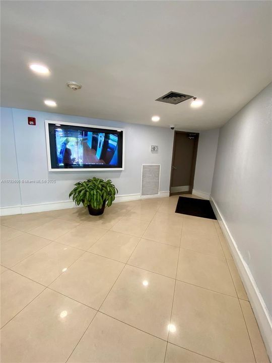 Recently Sold: $275,900 (1 beds, 1 baths, 706 Square Feet)