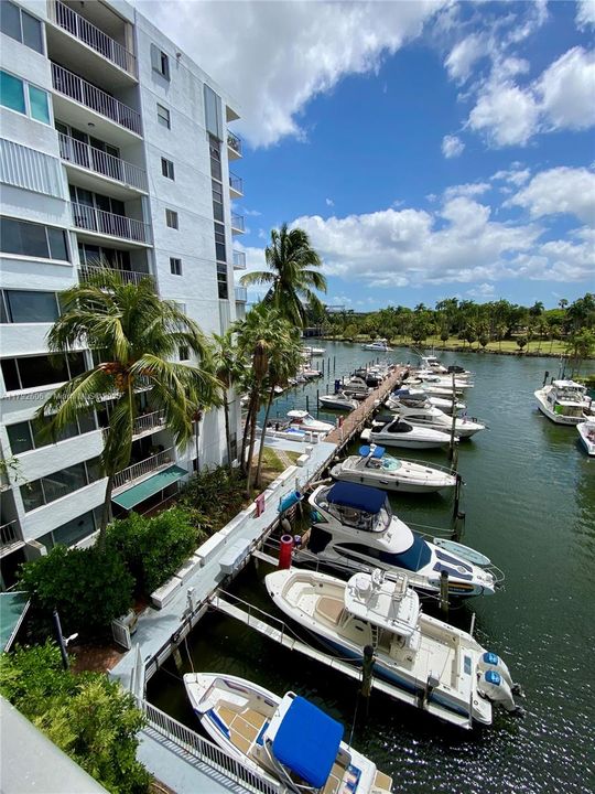 Recently Sold: $275,900 (1 beds, 1 baths, 706 Square Feet)