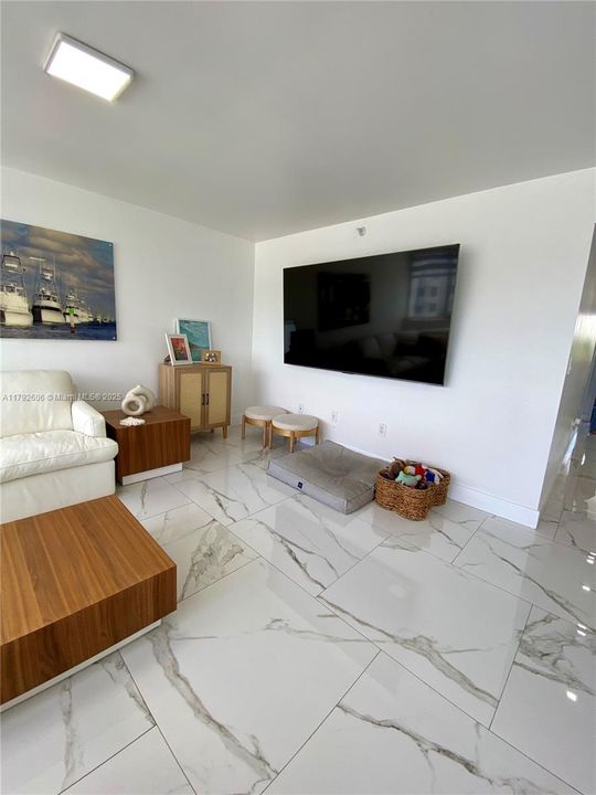 Recently Sold: $275,900 (1 beds, 1 baths, 706 Square Feet)