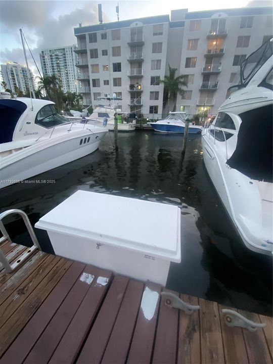 Recently Sold: $275,900 (1 beds, 1 baths, 706 Square Feet)