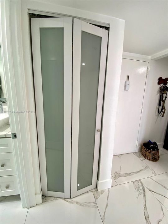 Recently Sold: $275,900 (1 beds, 1 baths, 706 Square Feet)