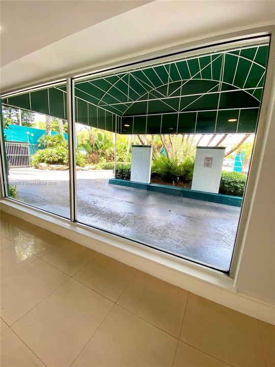 Recently Sold: $275,900 (1 beds, 1 baths, 706 Square Feet)