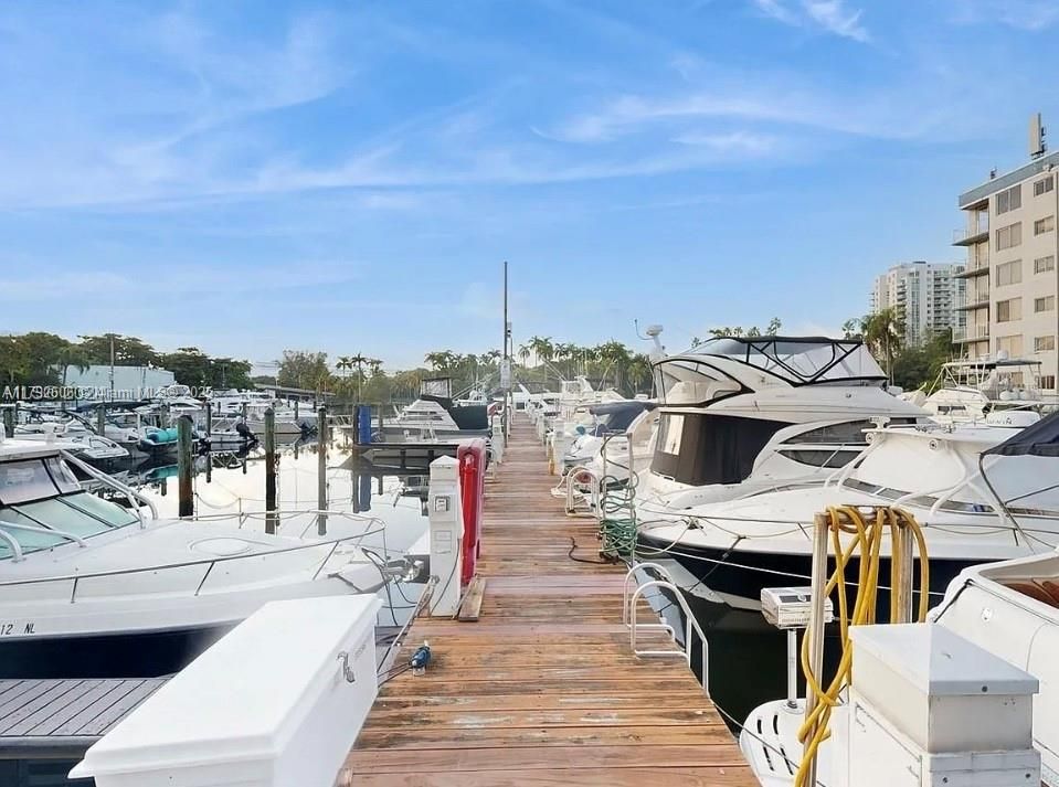 Recently Sold: $275,900 (1 beds, 1 baths, 706 Square Feet)