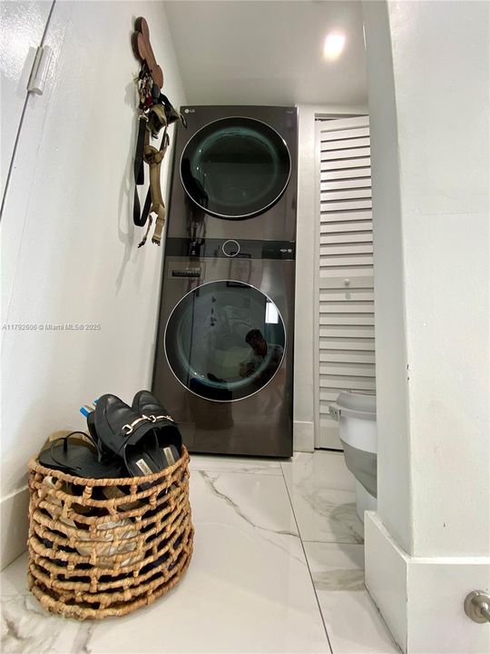 Recently Sold: $275,900 (1 beds, 1 baths, 706 Square Feet)