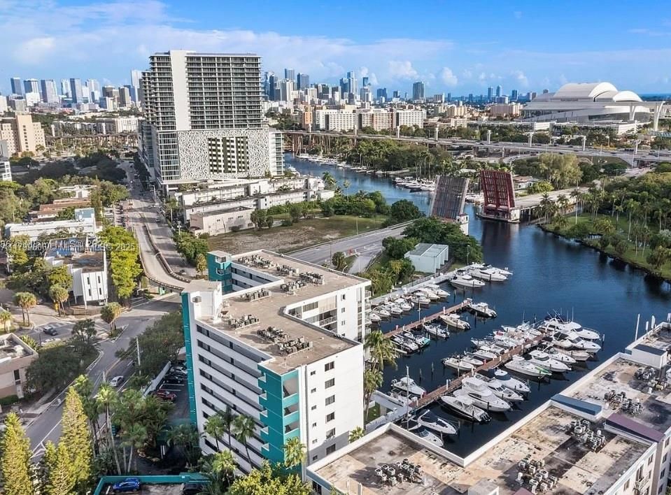 Recently Sold: $275,900 (1 beds, 1 baths, 706 Square Feet)