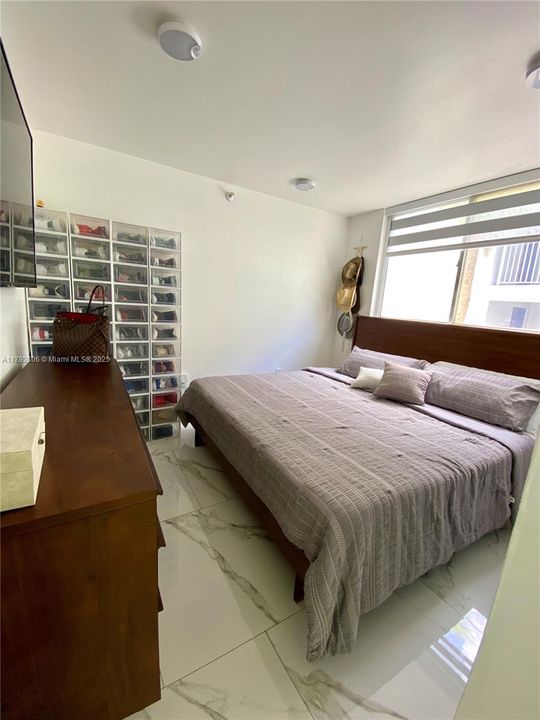 Recently Sold: $275,900 (1 beds, 1 baths, 706 Square Feet)