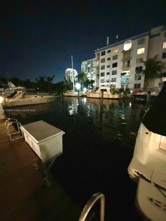 Recently Sold: $275,900 (1 beds, 1 baths, 706 Square Feet)