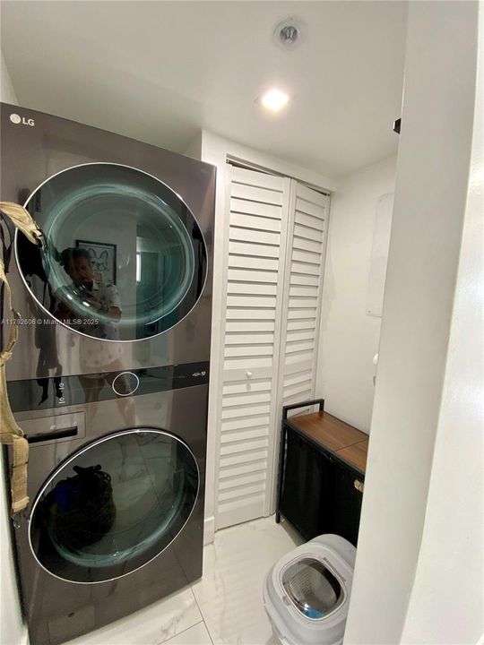 Recently Sold: $275,900 (1 beds, 1 baths, 706 Square Feet)