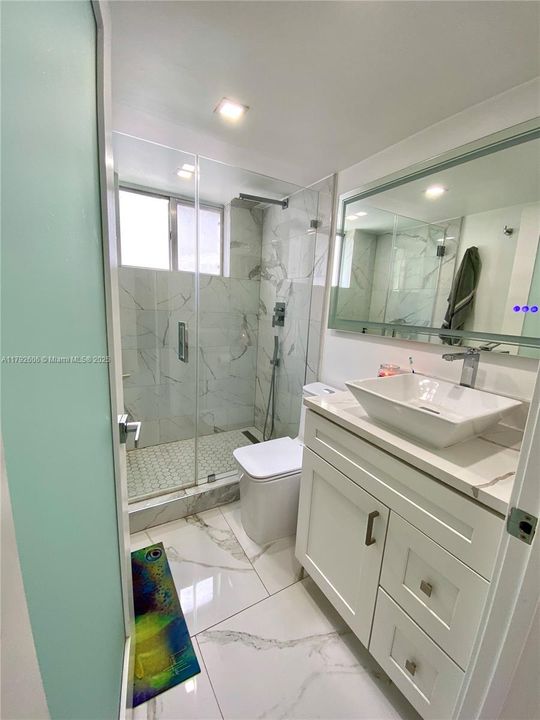 Recently Sold: $275,900 (1 beds, 1 baths, 706 Square Feet)