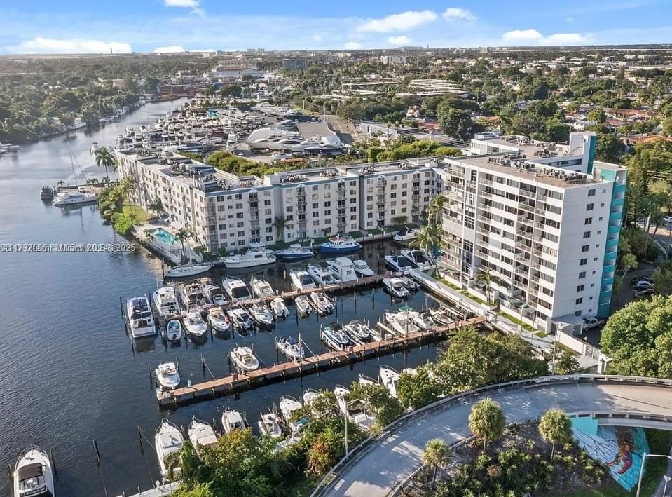 Recently Sold: $275,900 (1 beds, 1 baths, 706 Square Feet)