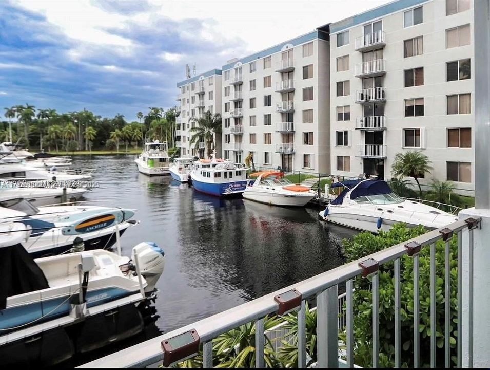 Recently Sold: $275,900 (1 beds, 1 baths, 706 Square Feet)