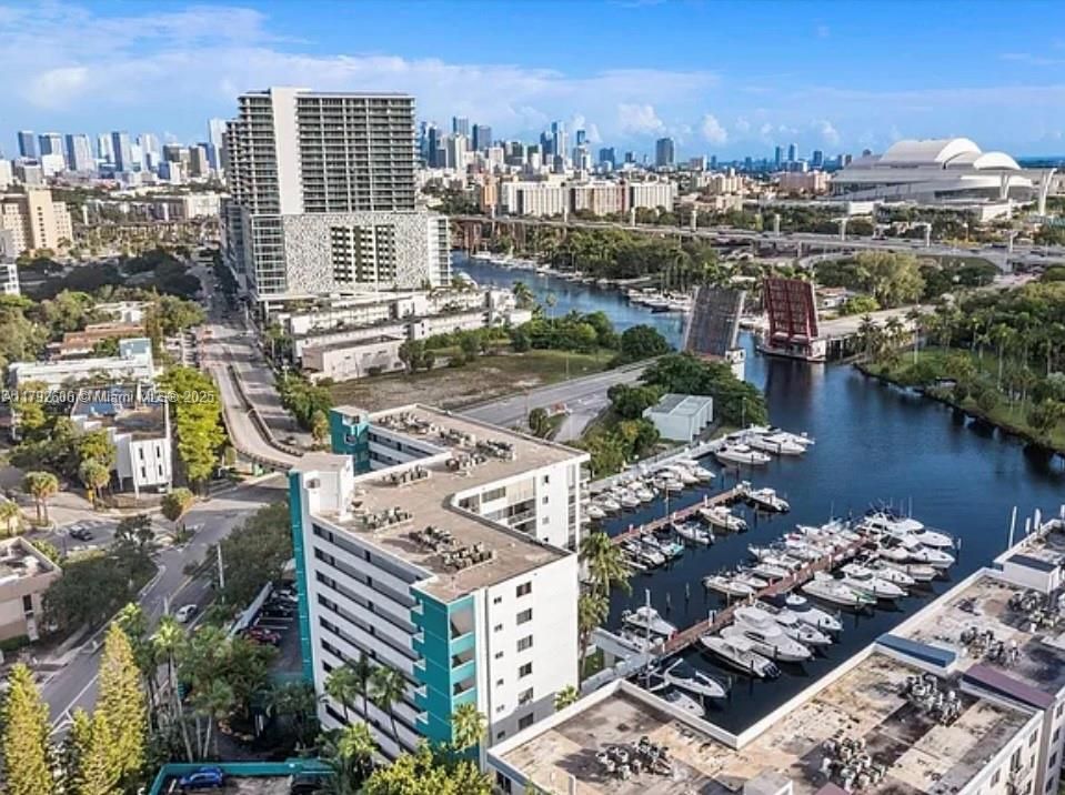 Recently Sold: $275,900 (1 beds, 1 baths, 706 Square Feet)