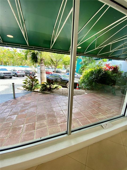 Recently Sold: $275,900 (1 beds, 1 baths, 706 Square Feet)