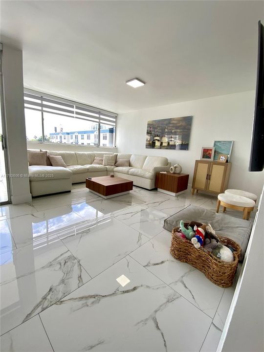 Recently Sold: $275,900 (1 beds, 1 baths, 706 Square Feet)