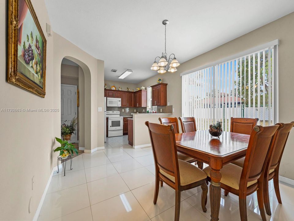 Недавно продано: $350,000 (3 спален, 2 ванн, 1679 Квадратных фут)