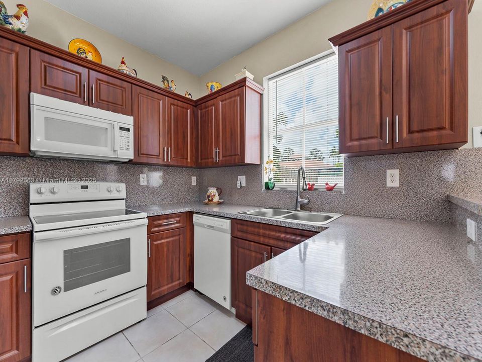 Недавно продано: $350,000 (3 спален, 2 ванн, 1679 Квадратных фут)