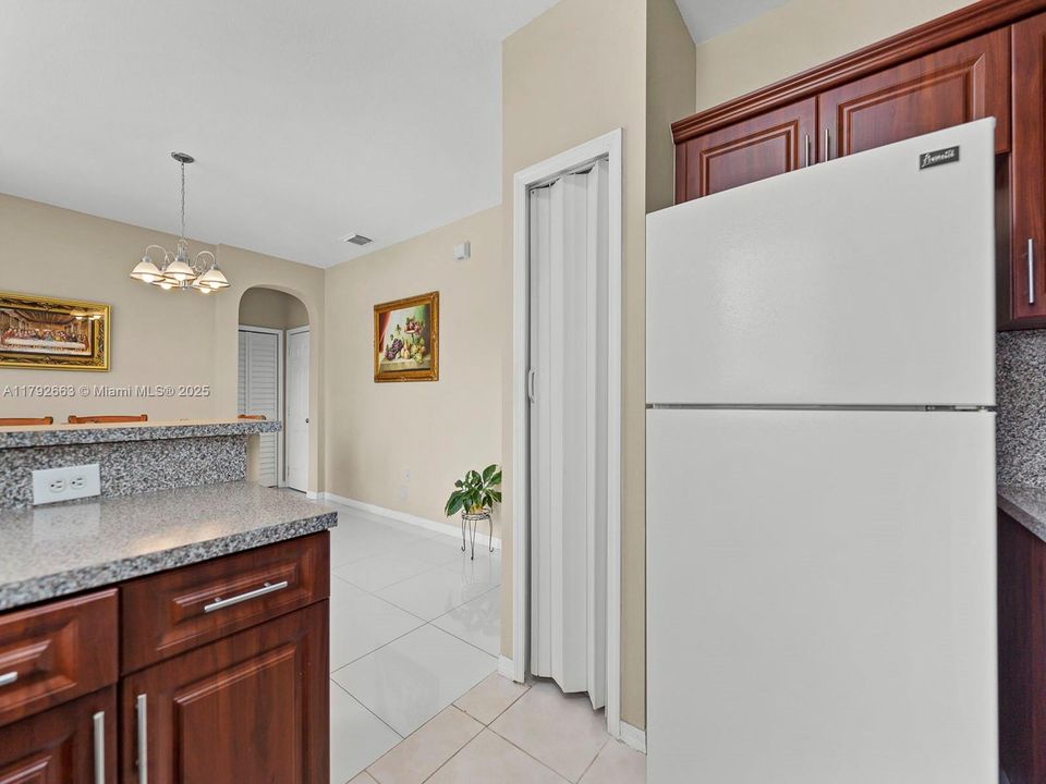 Недавно продано: $350,000 (3 спален, 2 ванн, 1679 Квадратных фут)