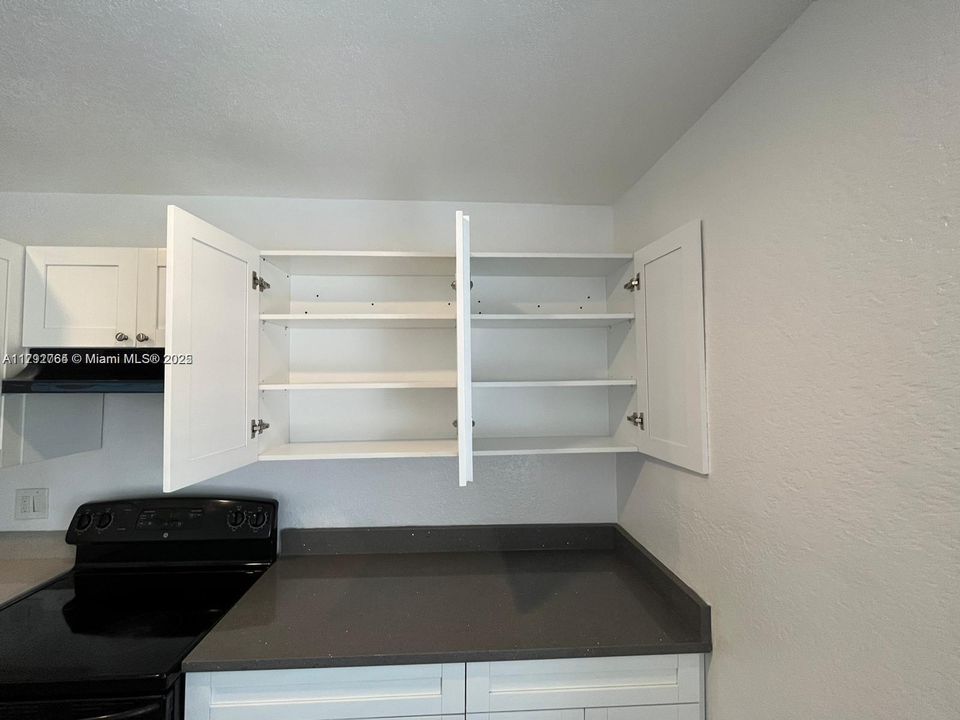 合同活跃: $875,000 (0 贝兹, 0 浴室, 2543 平方英尺)