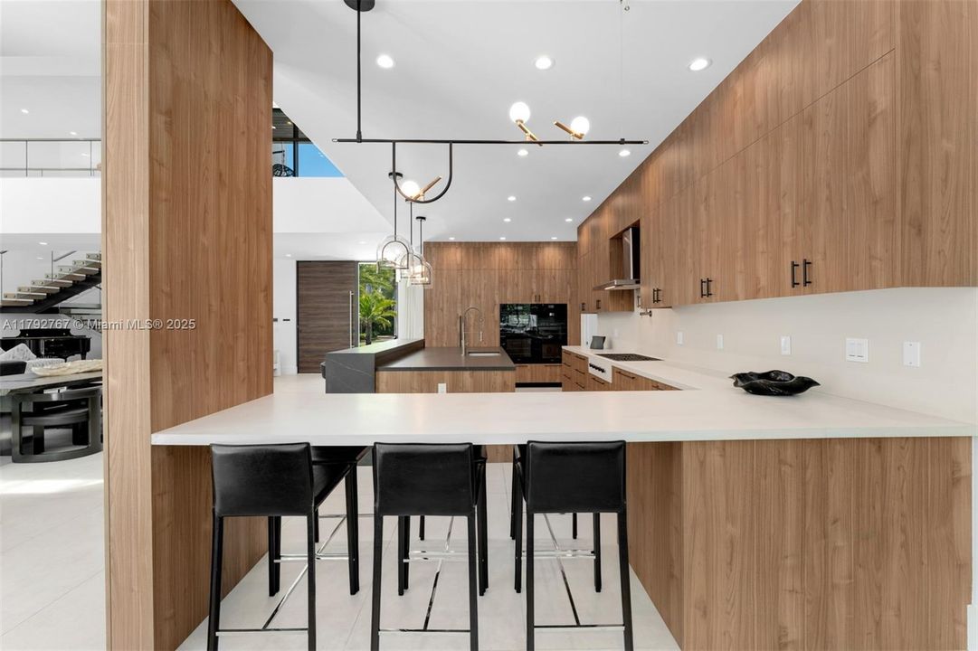 На продажу: $7,000,000 (6 спален, 7 ванн, 5842 Квадратных фут)