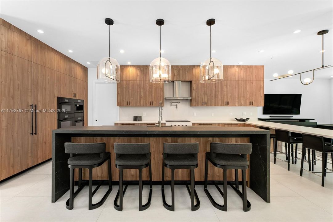 На продажу: $7,000,000 (6 спален, 7 ванн, 5842 Квадратных фут)