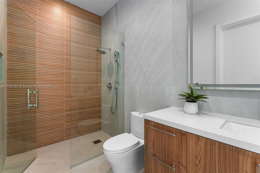 На продажу: $7,000,000 (6 спален, 7 ванн, 5842 Квадратных фут)