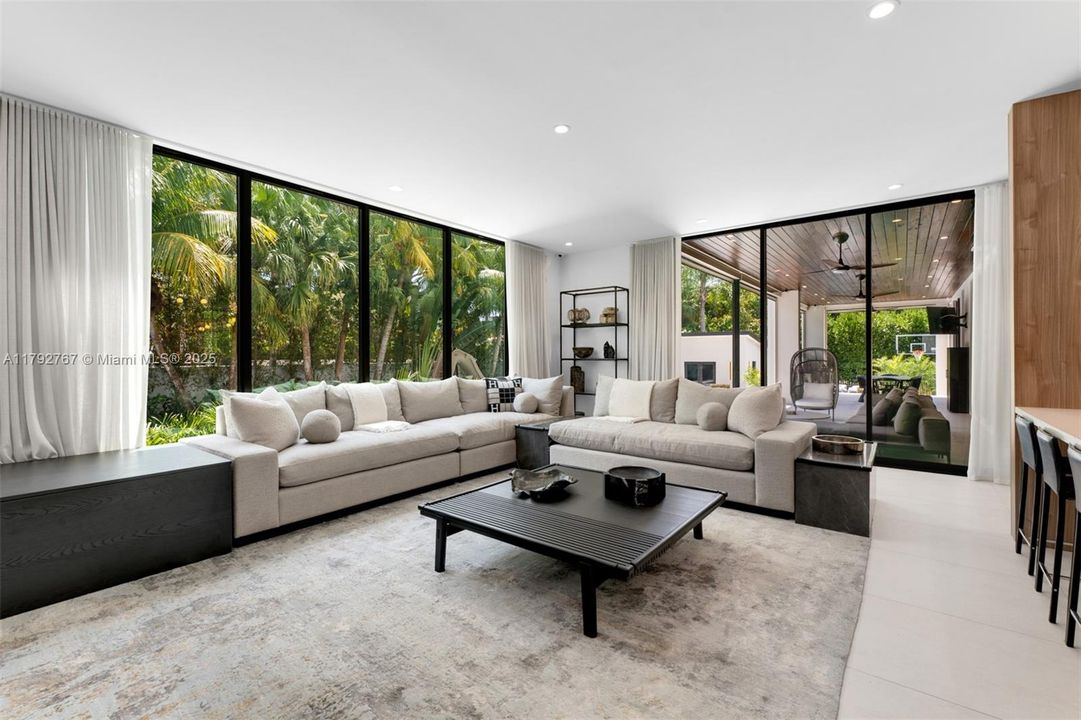 На продажу: $7,000,000 (6 спален, 7 ванн, 5842 Квадратных фут)