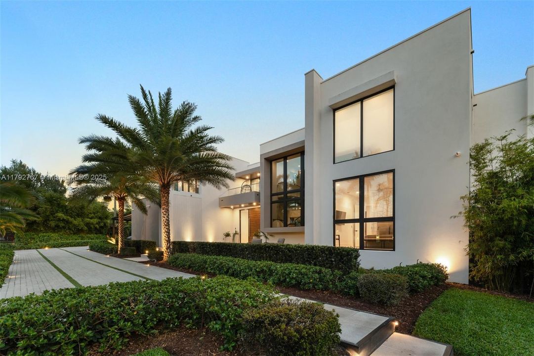 На продажу: $7,000,000 (6 спален, 7 ванн, 5842 Квадратных фут)