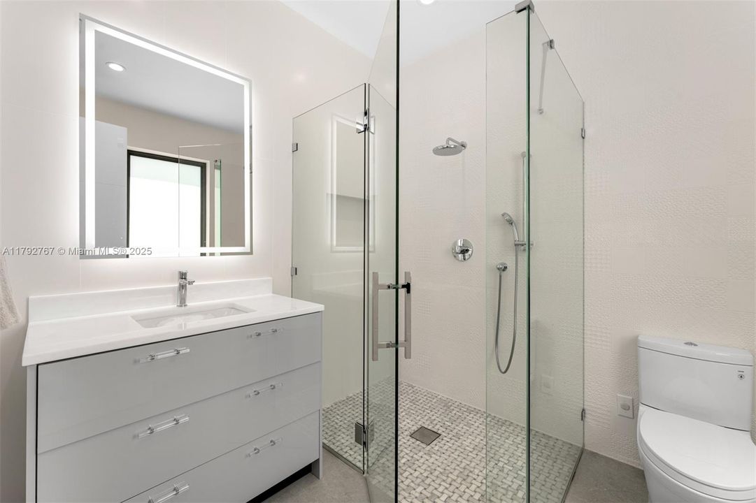 На продажу: $7,000,000 (6 спален, 7 ванн, 5842 Квадратных фут)