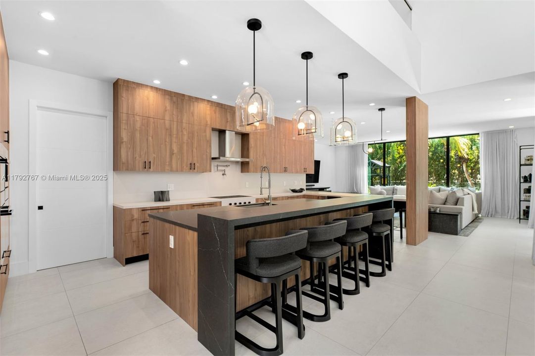 На продажу: $7,000,000 (6 спален, 7 ванн, 5842 Квадратных фут)