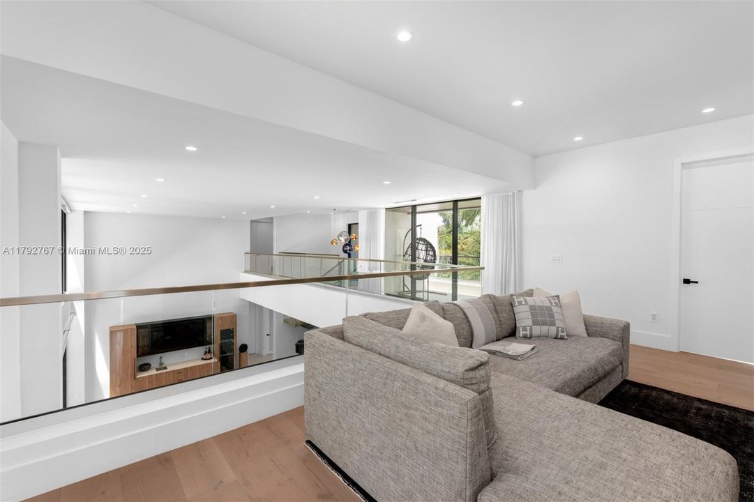 На продажу: $7,000,000 (6 спален, 7 ванн, 5842 Квадратных фут)