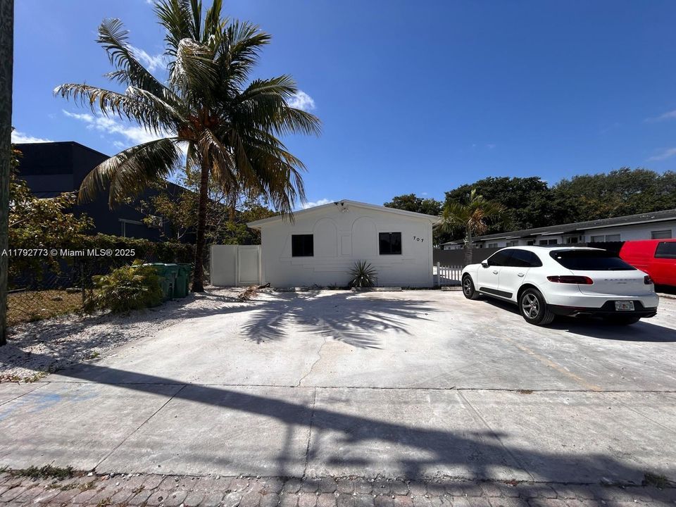 Recently Rented: $1,870 (2 beds, 1 baths, 2332 Square Feet)