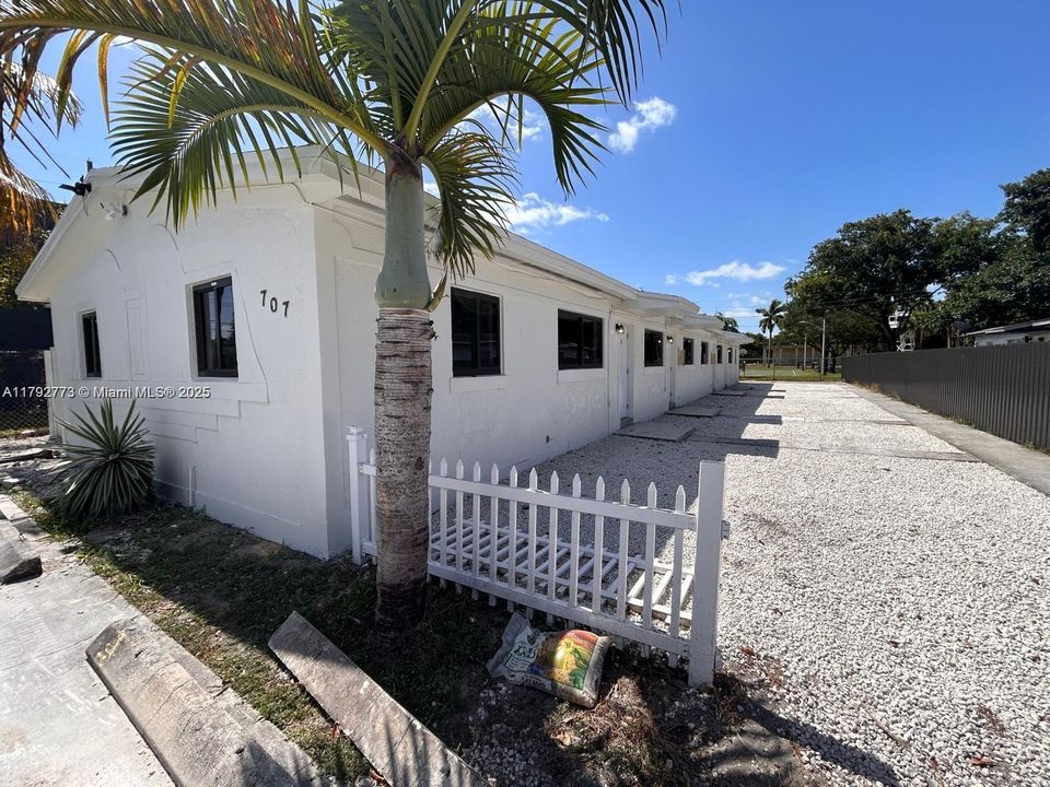 Recently Rented: $1,870 (2 beds, 1 baths, 2332 Square Feet)