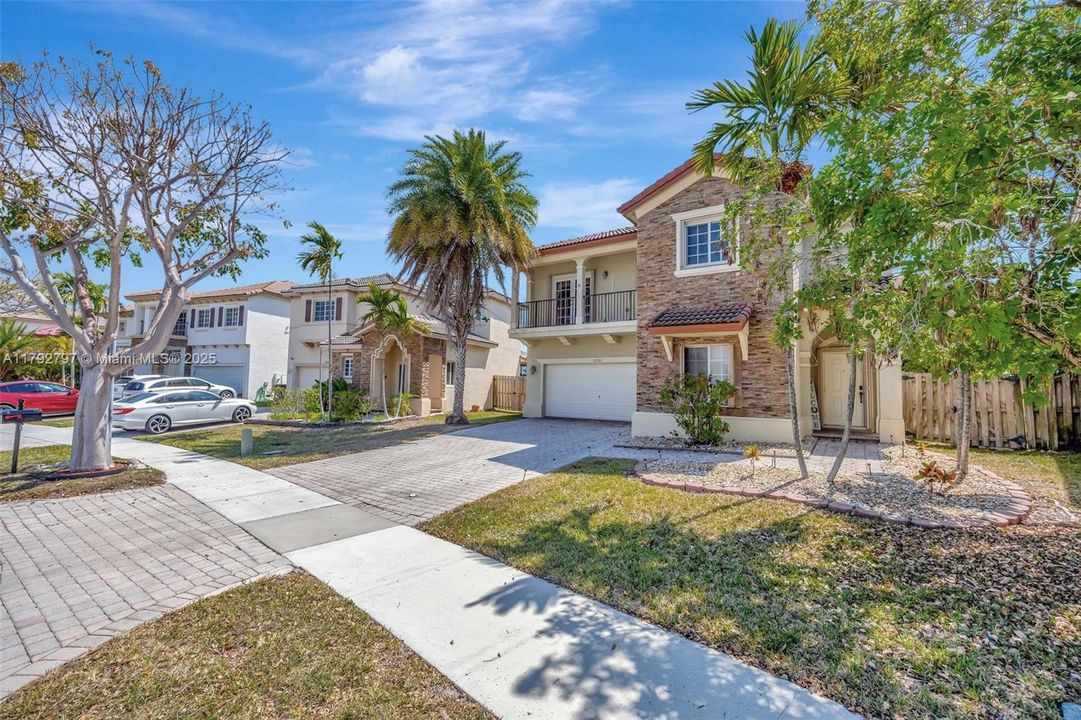 Vendido Recientemente: $635,000 (4 camas, 3 baños, 2476 Pies cuadrados)