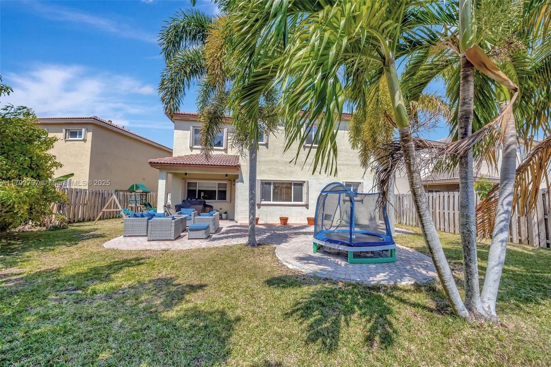 Vendido Recientemente: $635,000 (4 camas, 3 baños, 2476 Pies cuadrados)