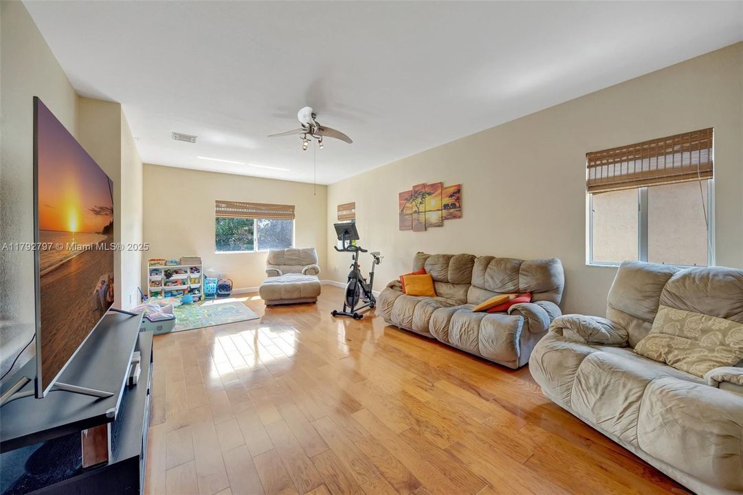 Vendido Recientemente: $635,000 (4 camas, 3 baños, 2476 Pies cuadrados)