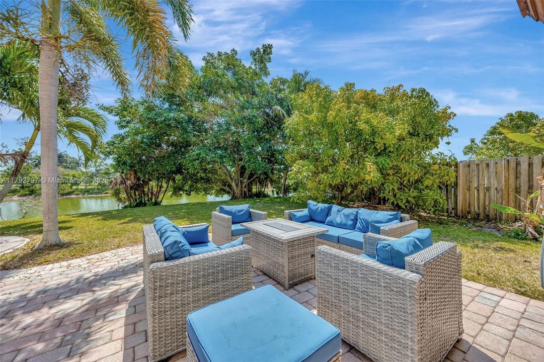 Vendido Recientemente: $635,000 (4 camas, 3 baños, 2476 Pies cuadrados)