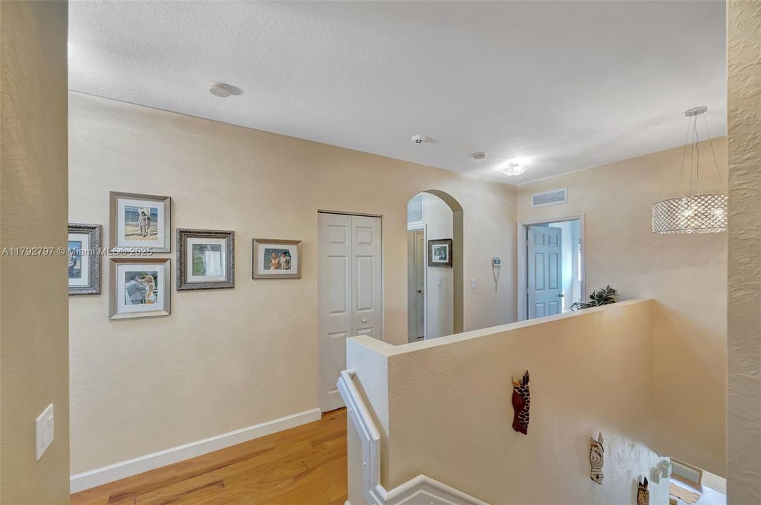 Vendido Recientemente: $635,000 (4 camas, 3 baños, 2476 Pies cuadrados)