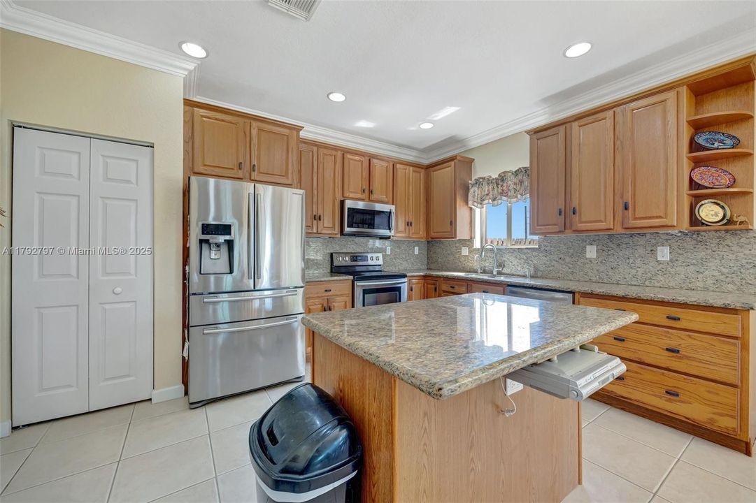 Vendido Recientemente: $635,000 (4 camas, 3 baños, 2476 Pies cuadrados)