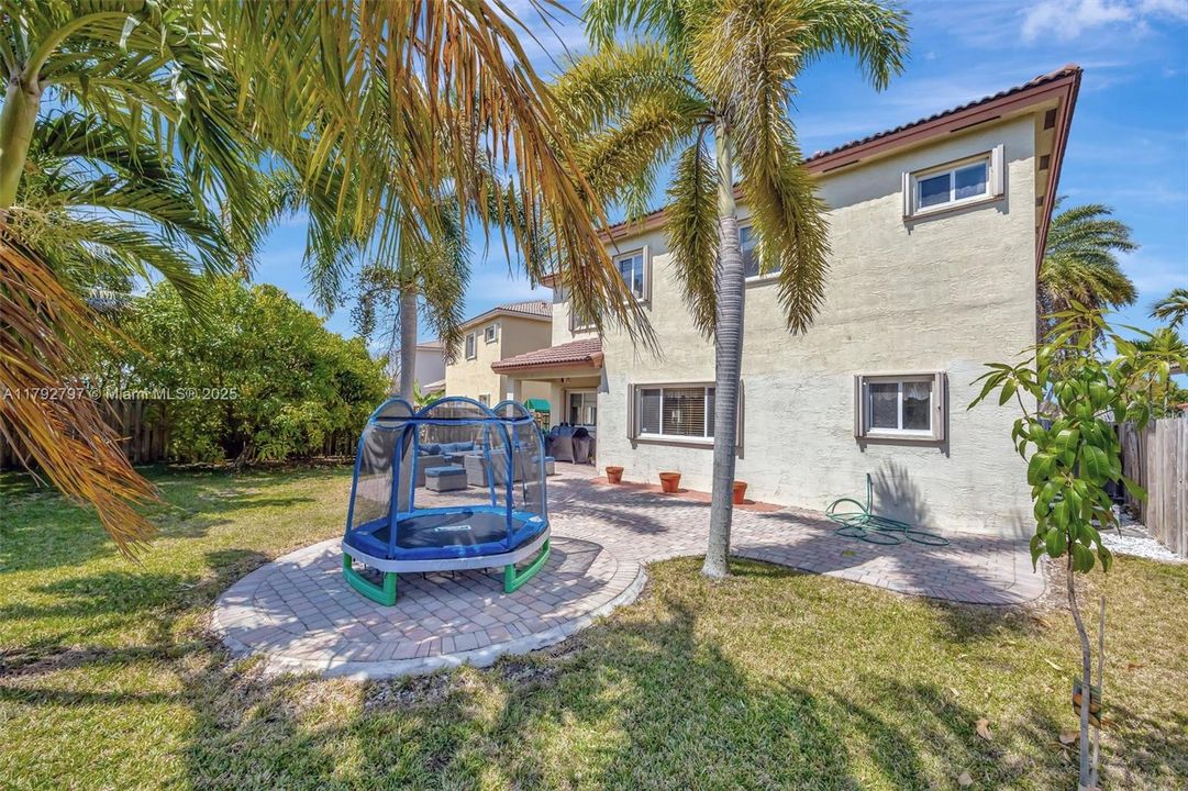 Vendido Recientemente: $635,000 (4 camas, 3 baños, 2476 Pies cuadrados)